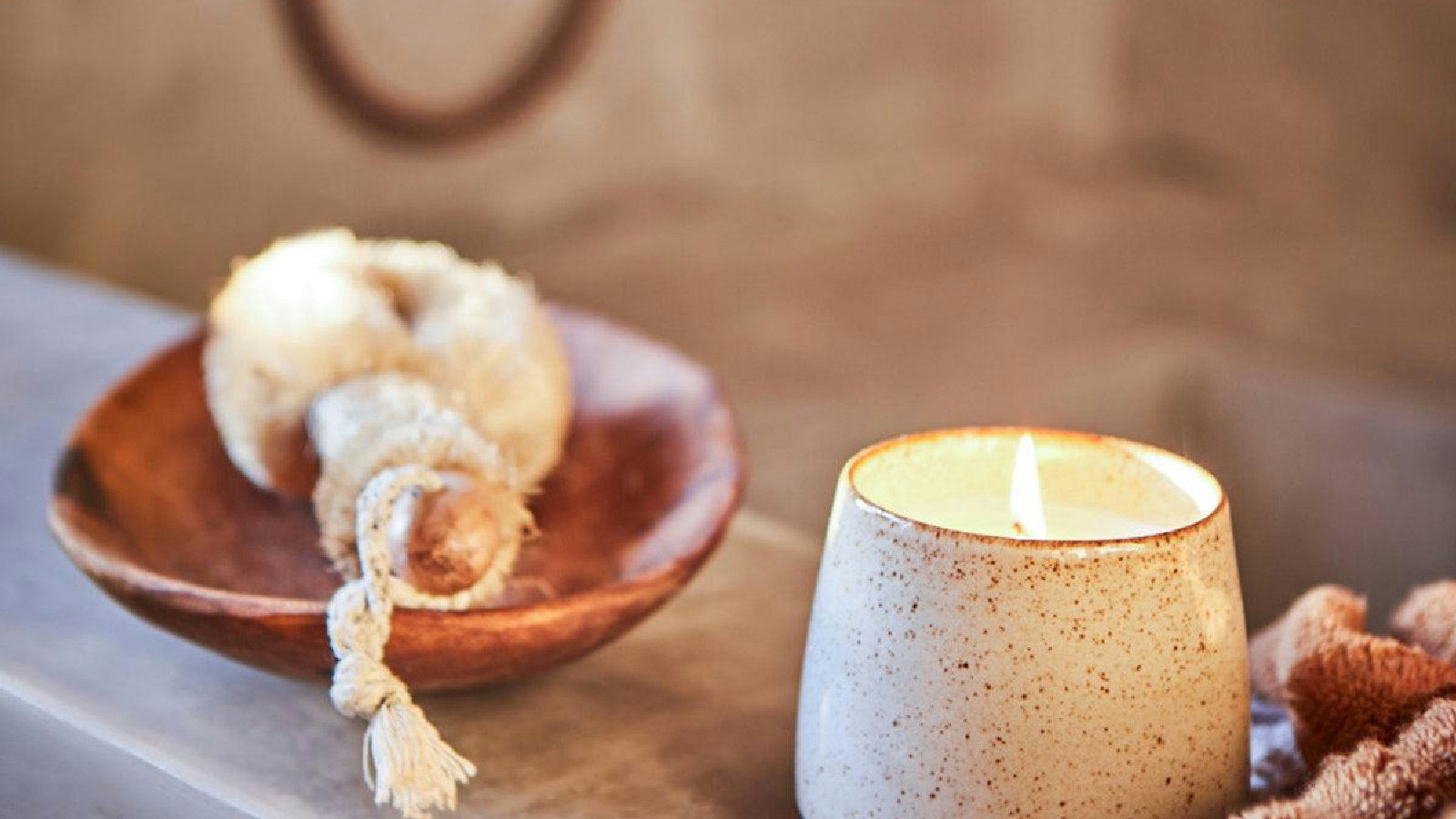 Förpackning till RO doftljus Bamboo Grass med dekorativt blommönster