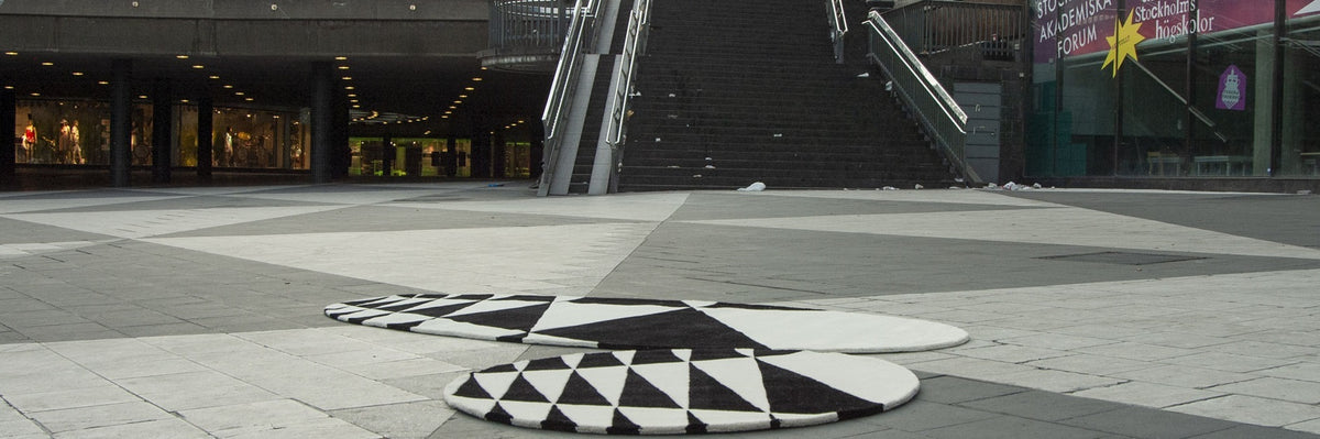 Rund matta med svartvitt geometriskt mönster
