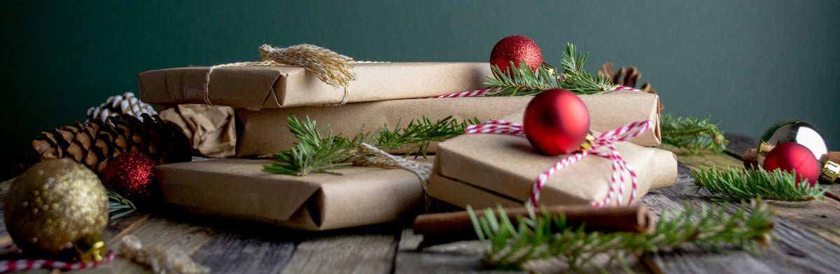 Juldukning med gröna kvistar, ljus och julkulor