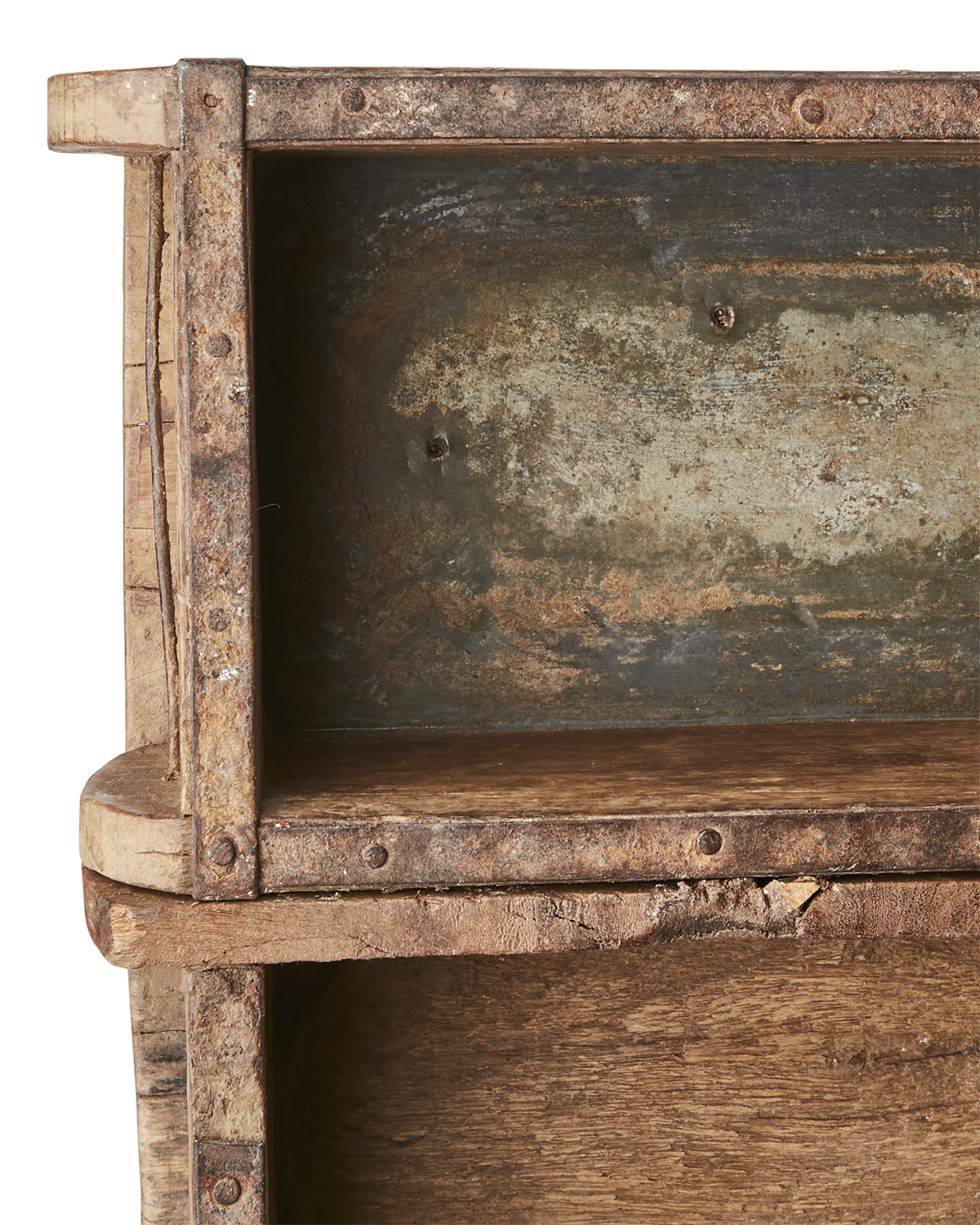 Detaljbild på det patinerade träet och järnbeslagen på TREASURE vägghylla