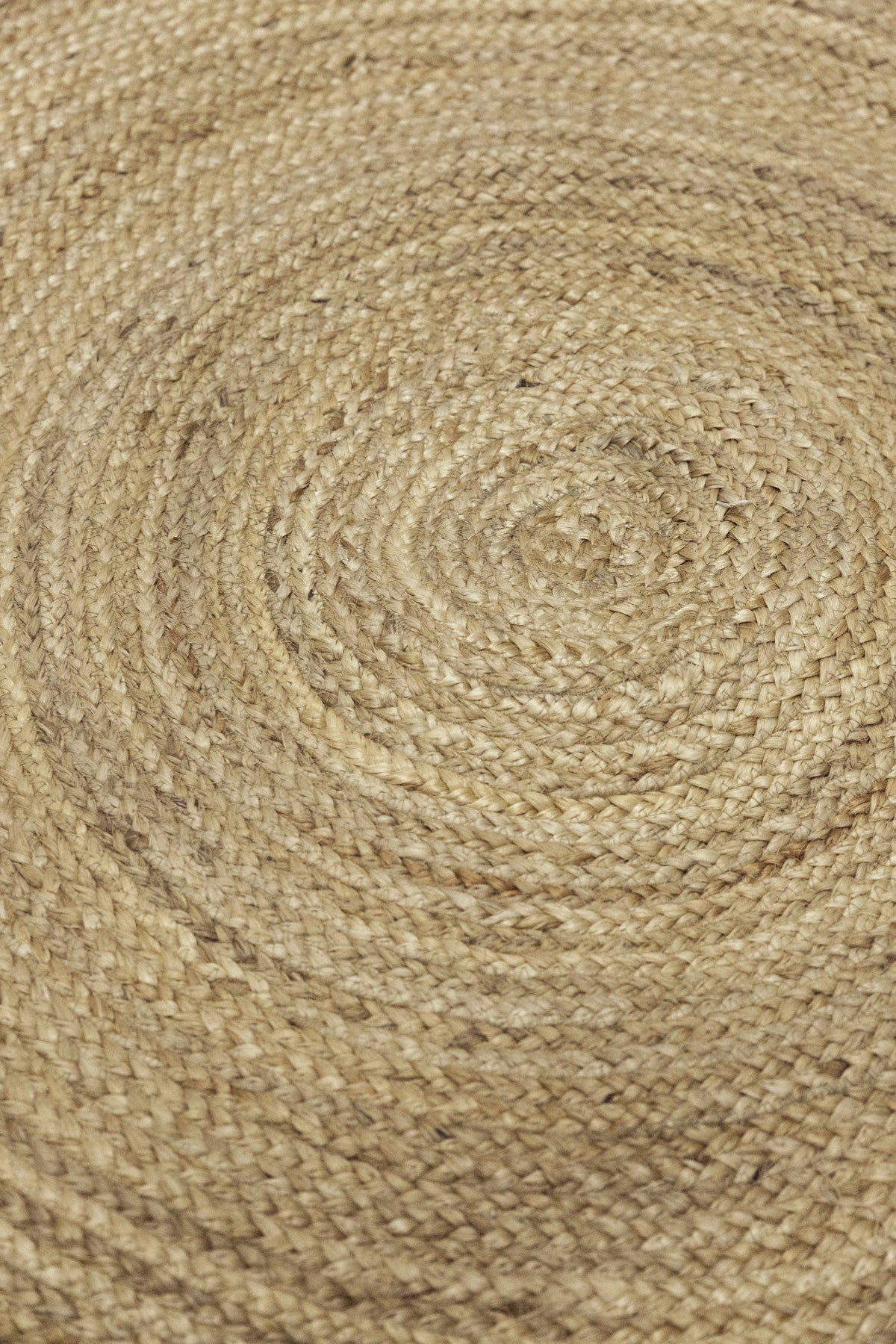 Flätad naturfärgad jutematta sedd ovanifrån