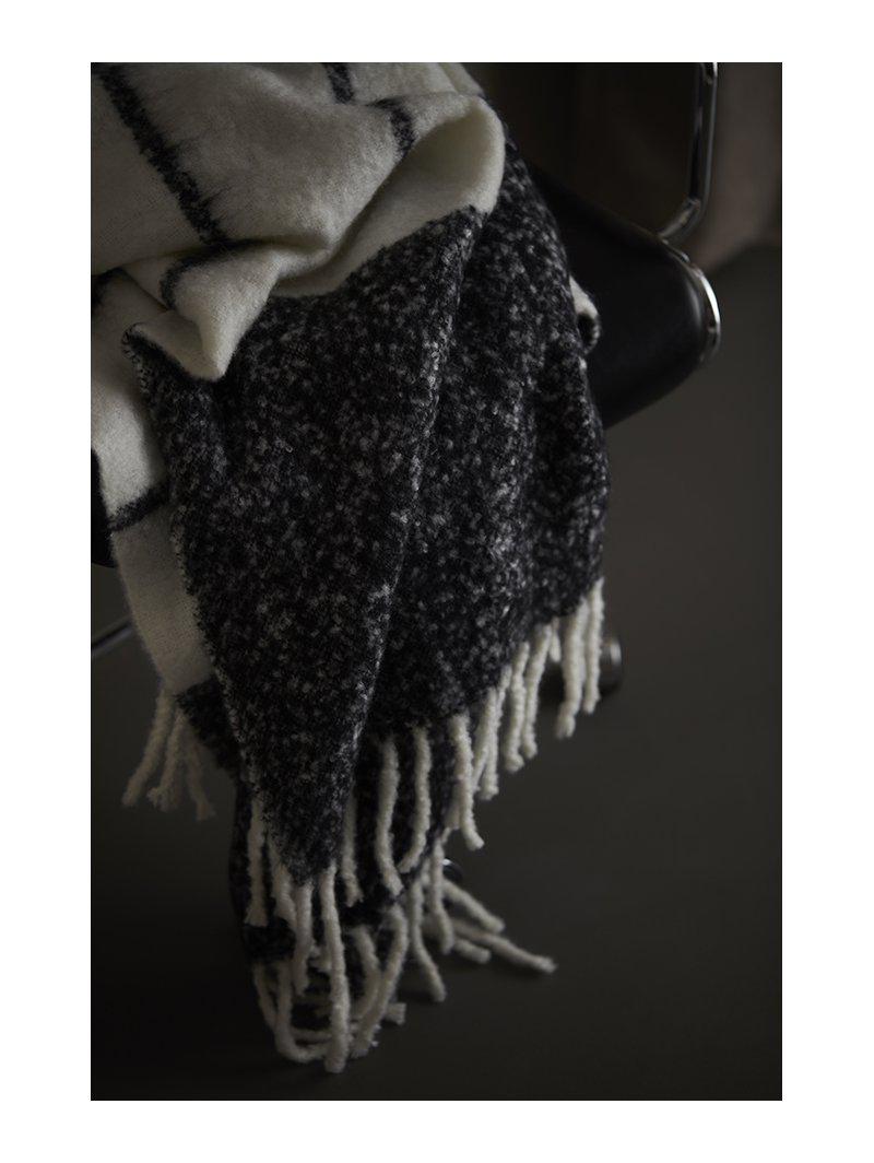 Carl Pläd Black 130 × 170 cm