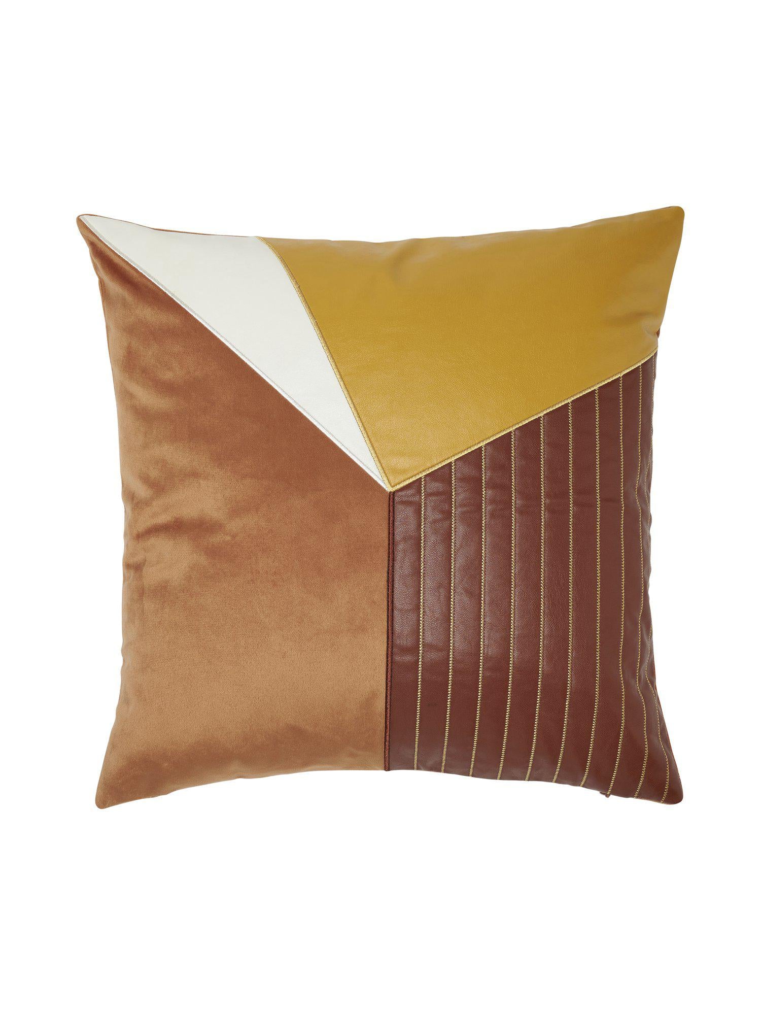 Mona kuddfodral 45x45 cm i brunt veganskt skinn med mönstrad lapptäcksteknik