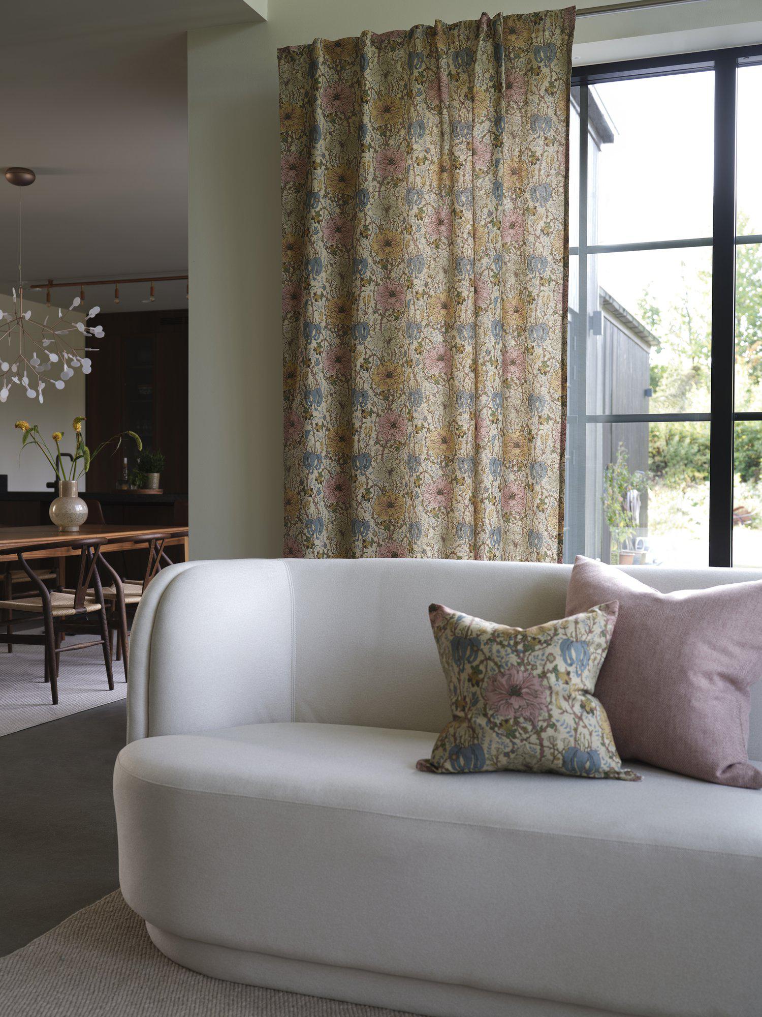 Flore kuddfodral saffran placerat i en soffmiljö som inredningsdetalj