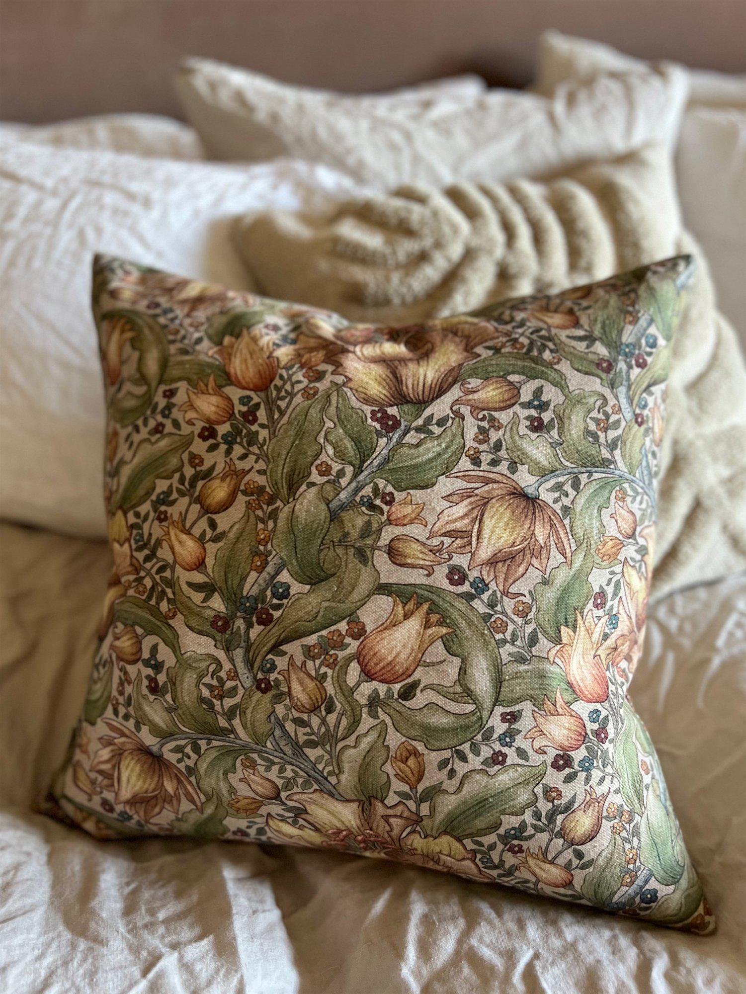 Theo kuddfodral 45x45 cm med blommigt mönster framifrån