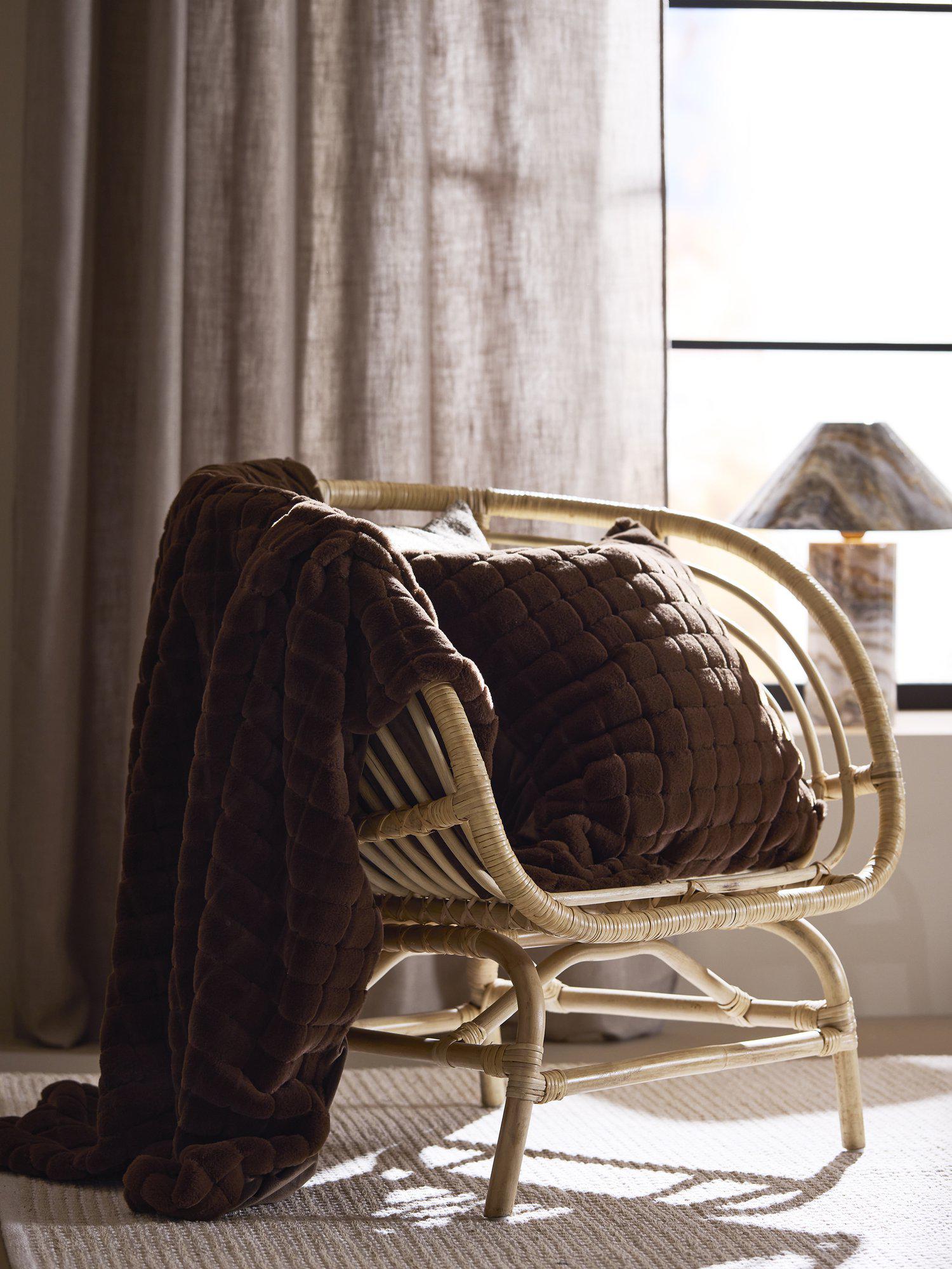 Baksidan av Luna kuddfodral i brun sammet med dold dragkedja