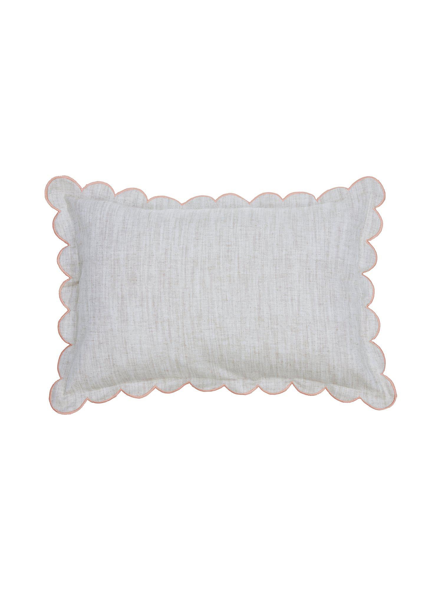 Sabina kudde 40x60cm i beige chambrayväv med korallfärgade snäckskalskanter