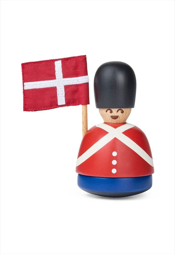 Guardy vakt trädekoration i röd uniform med dansk flagga – skärgårdshusets fönsterkarm
