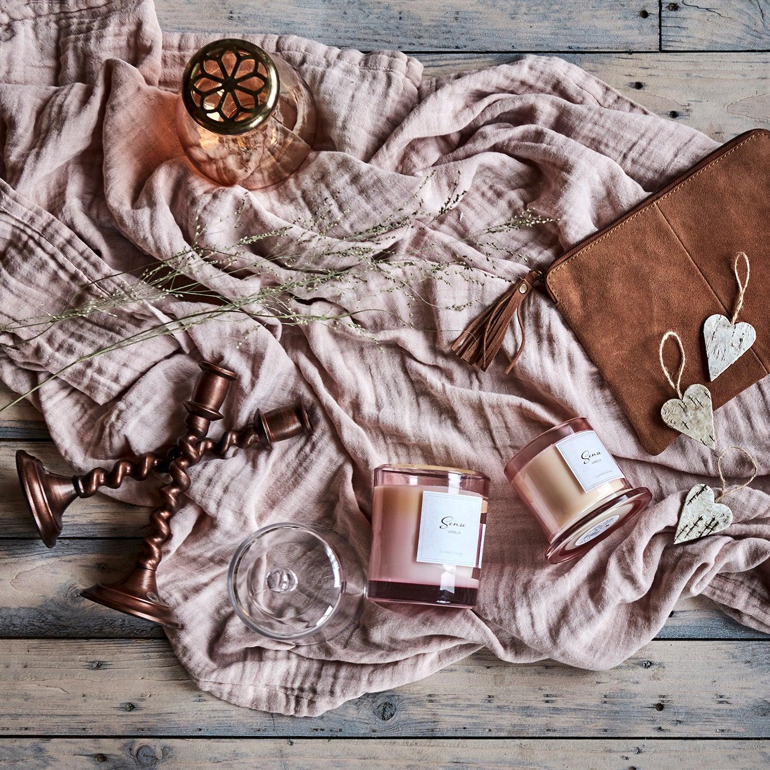 Presentförpackning till SENSE doftljus Vanilla dekorerad med ett vackert dimmigt landskapsmotiv.