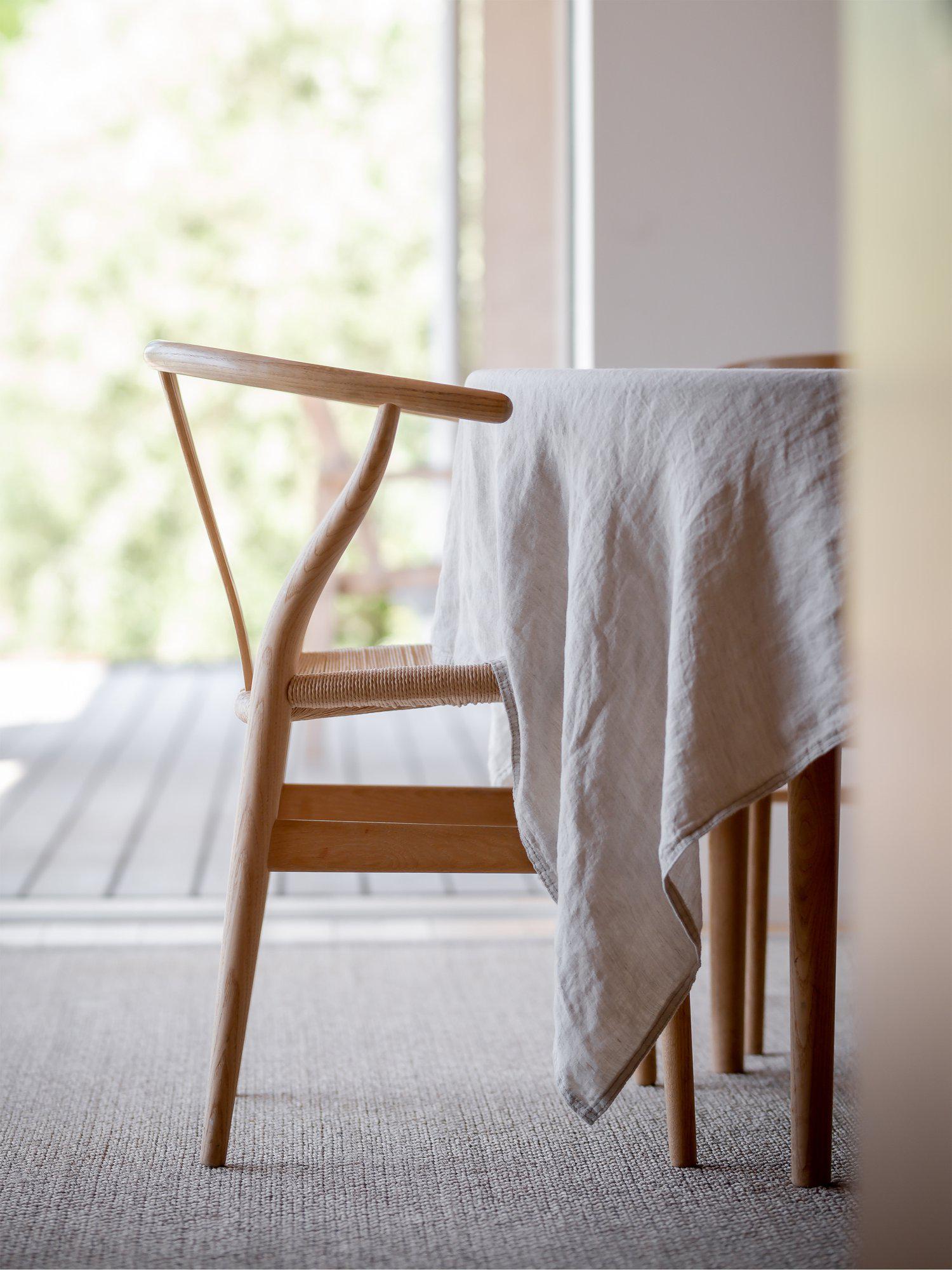 Exklusiv vit linneduk Julie 145x280 cm för vacker dukning