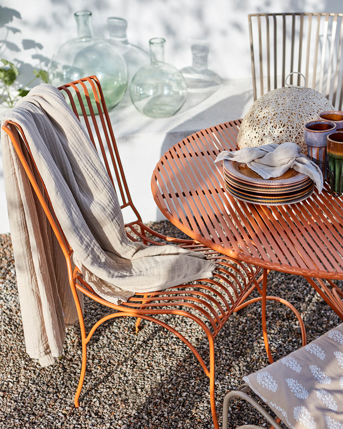 Miljöbild på beige ELSA bomullsduk för en stilren dukning