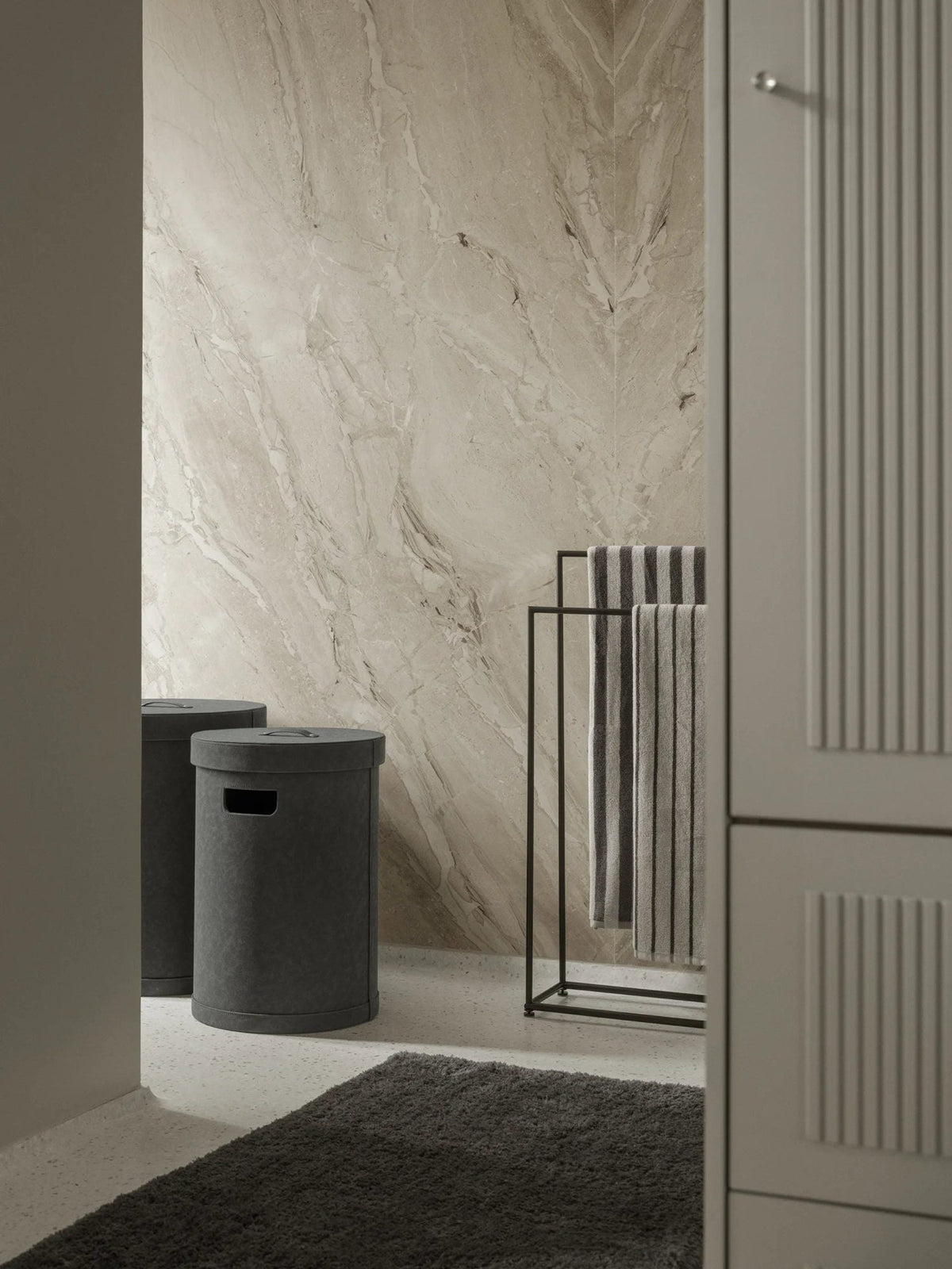 Badhandduk Arto 70x140 cm Moonbeam/Magnet från blomus