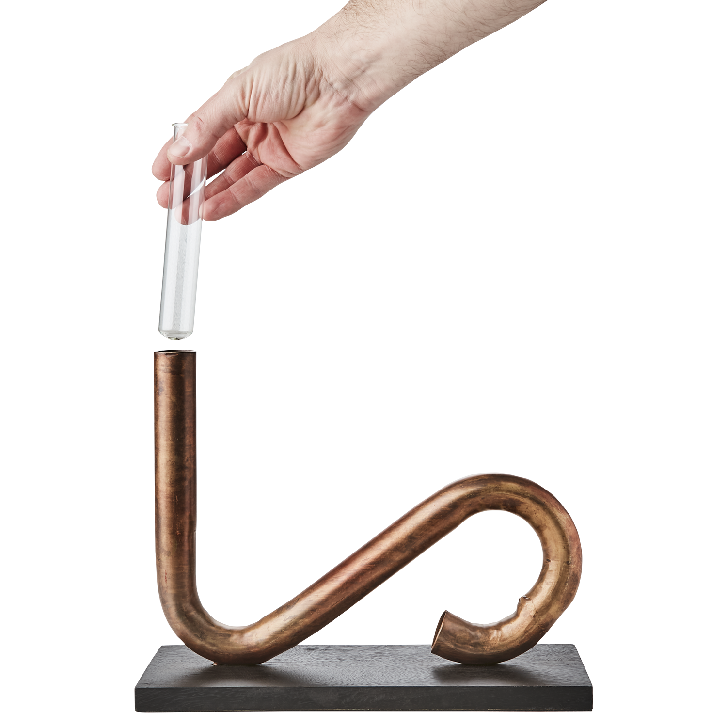 Sidan av PIPER ljusstake i järn med svart träplatta