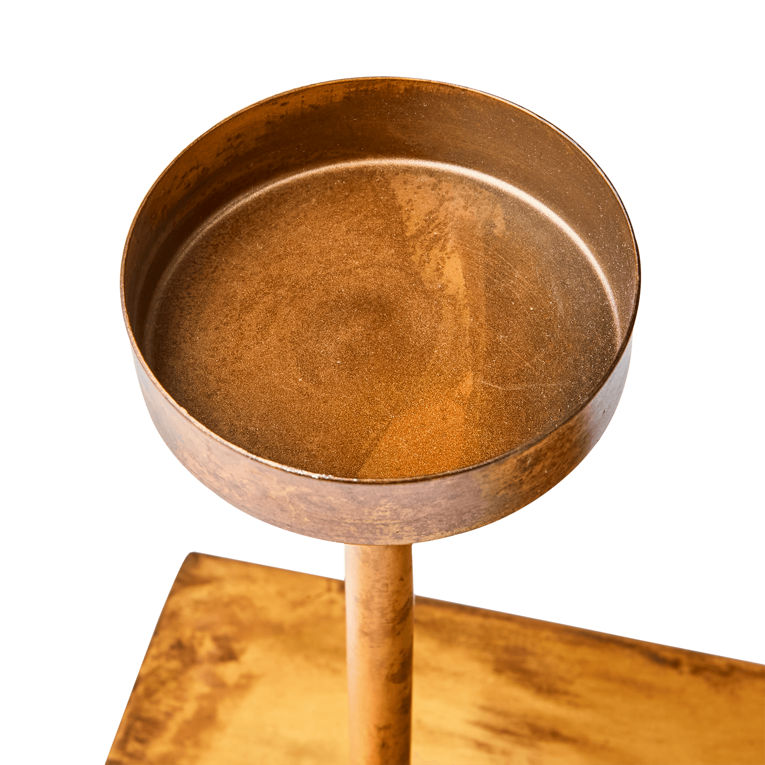 Miljöbild av THOMAS mässingsfärgad ljusstake i en modern hemmiljö