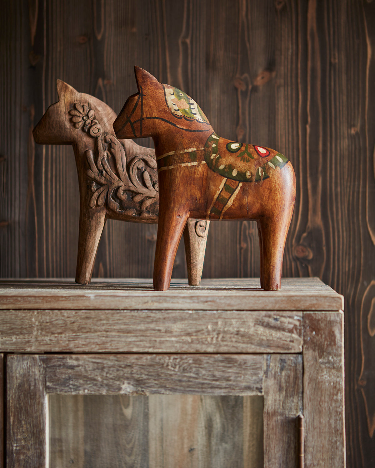 FÅLE prydnadshäst i mangoträ sett från sidan