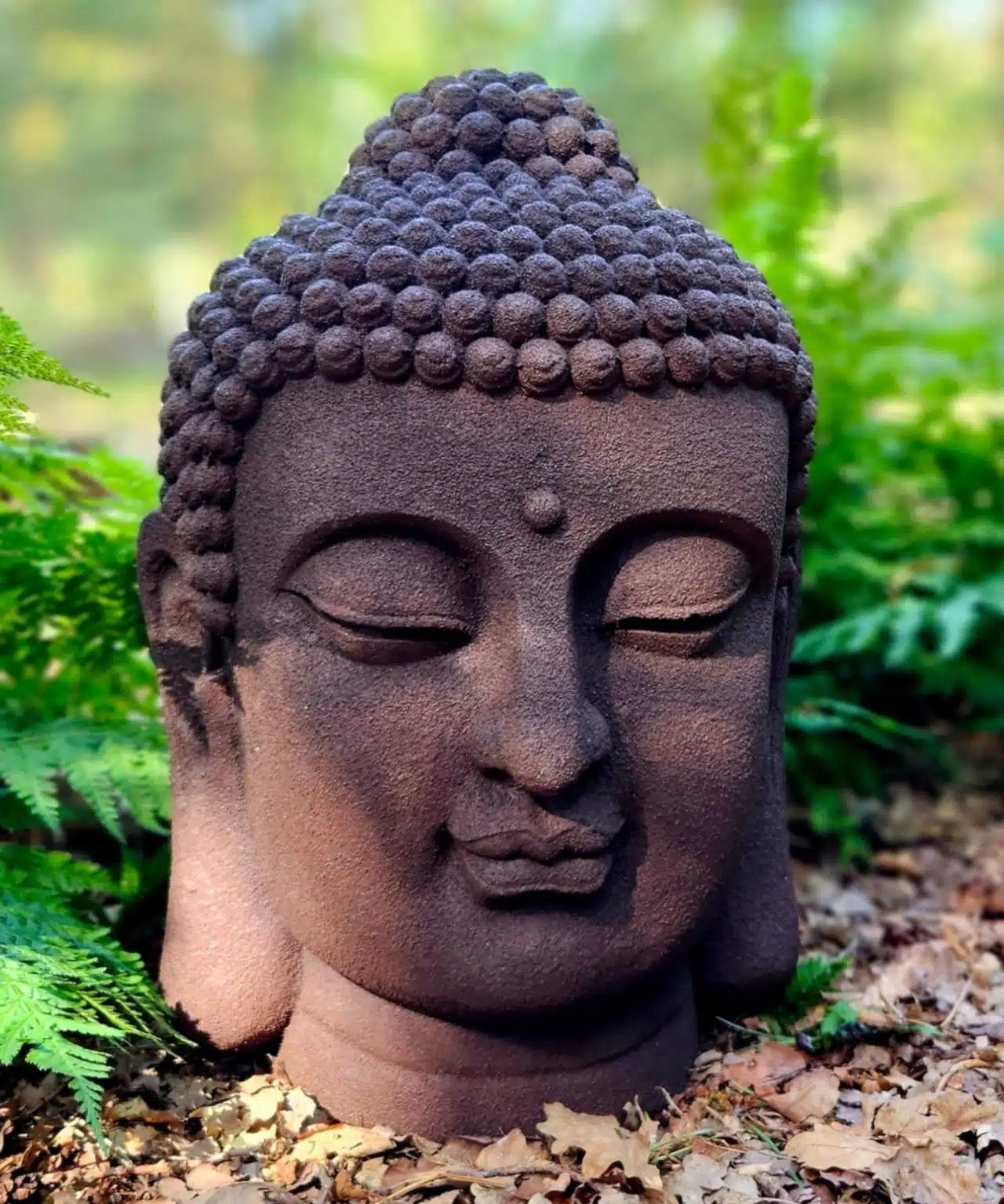 Närbild på detaljerat buddhahuvud med antik rostfinish