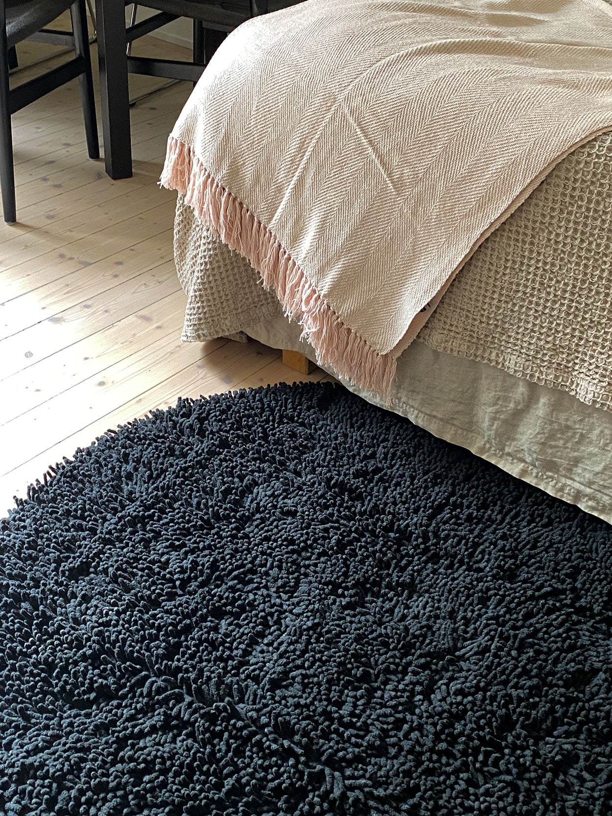 Rosa pläd med fishbone struktur från Etol Design på Hemboden