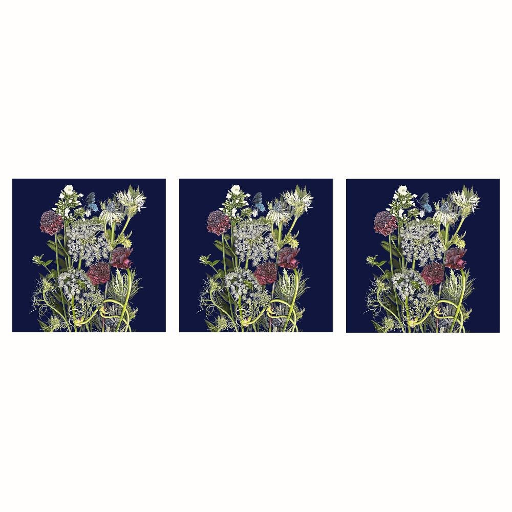 Trestycken förpackningar av Spring Bouquet servetter med detaljerat blommotiv på mörk bakgrund