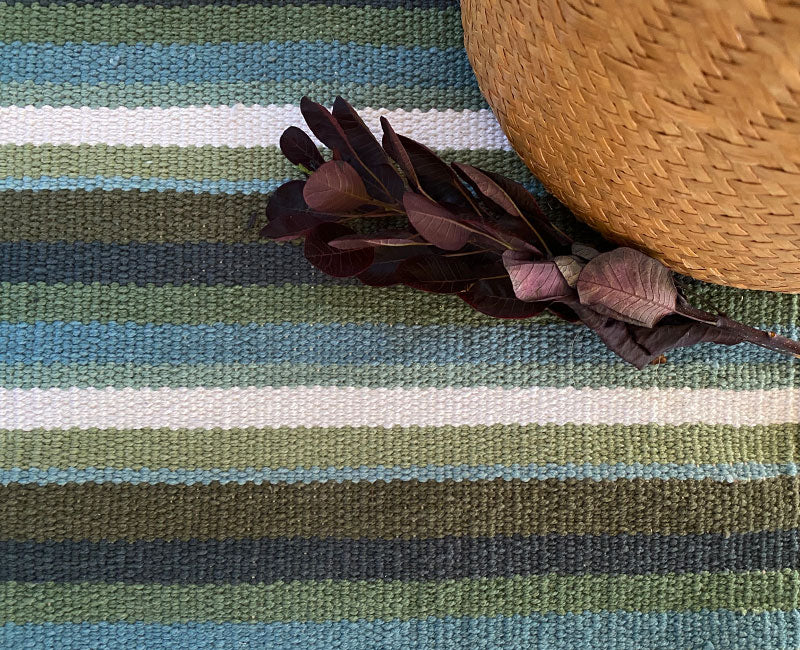 Traditionellt randigt mönster på den gröna Stripe mattan i 100% bomull