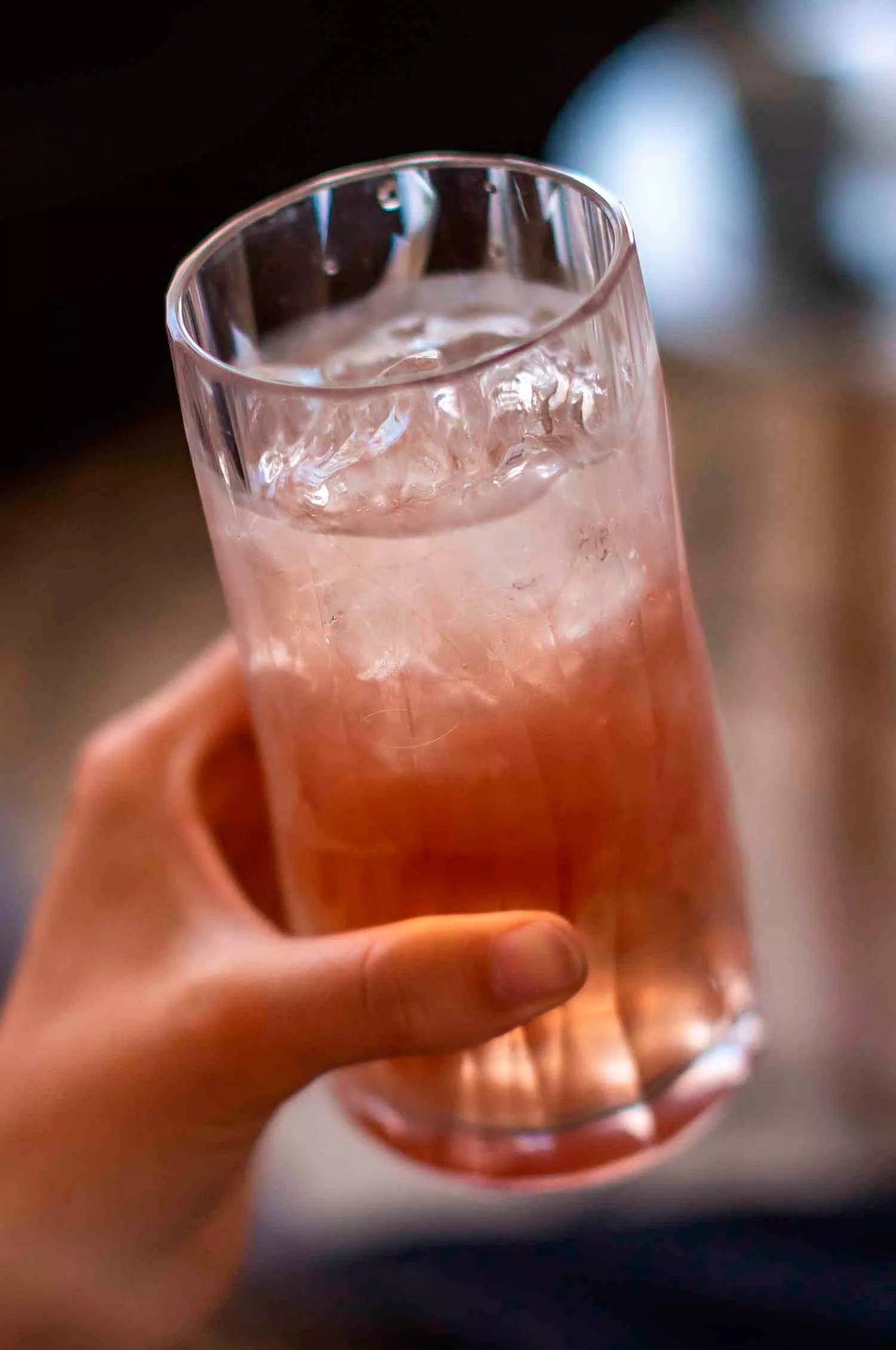 Närbild på mönstret av ett Club No. 8 tumblerglas i slagtålig plast.