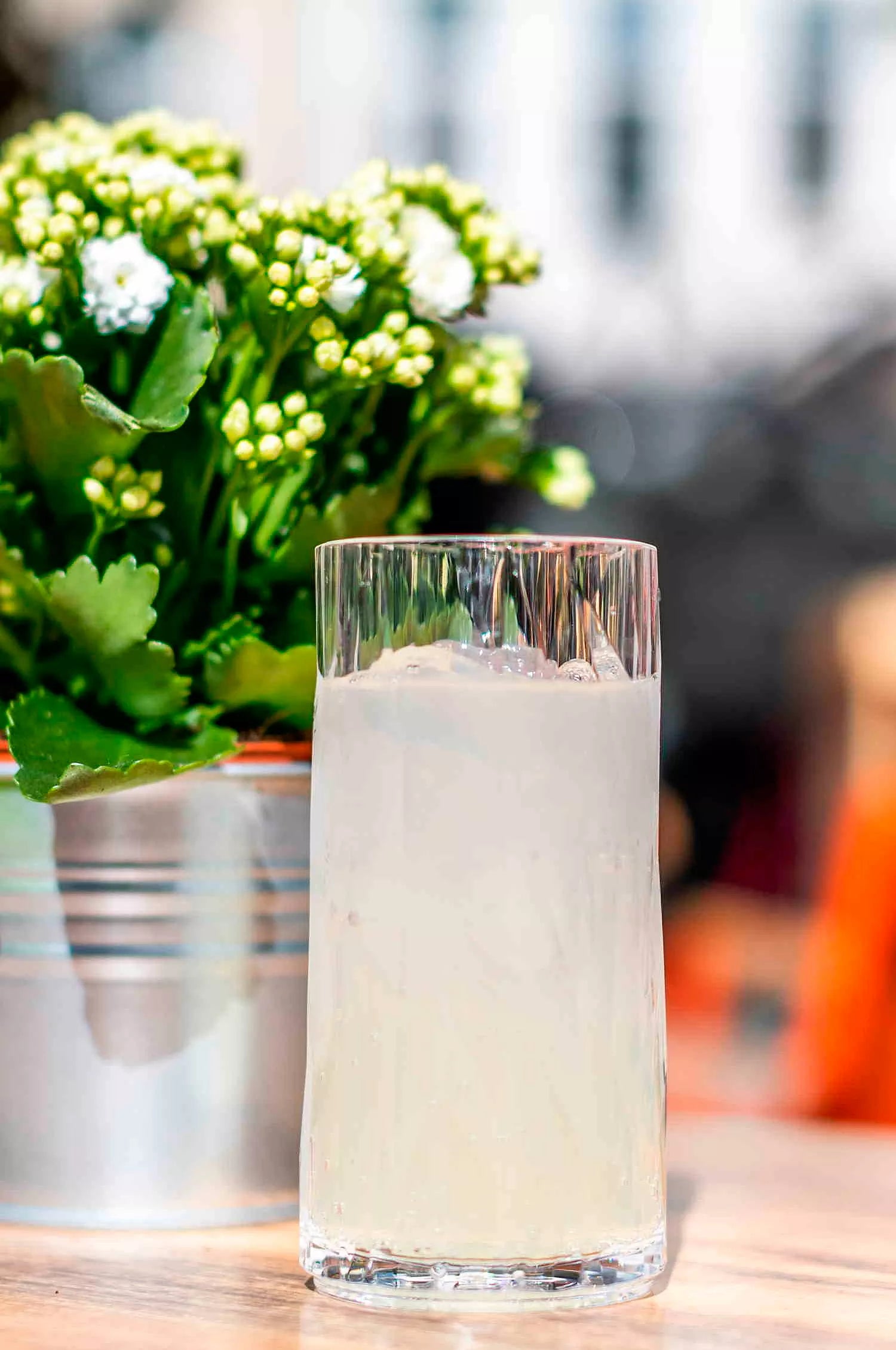 Två stycken transparenta Club No. 8 plastglas placerade sida vid sida.