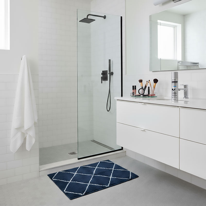 Badrumsmatta i bomull "Romb" i färgen blå och vit i rutmönster från Etol Design - Hemboden