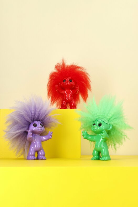 Tre färgglada lyckotroll i lila rött och grönt för stugans hylla