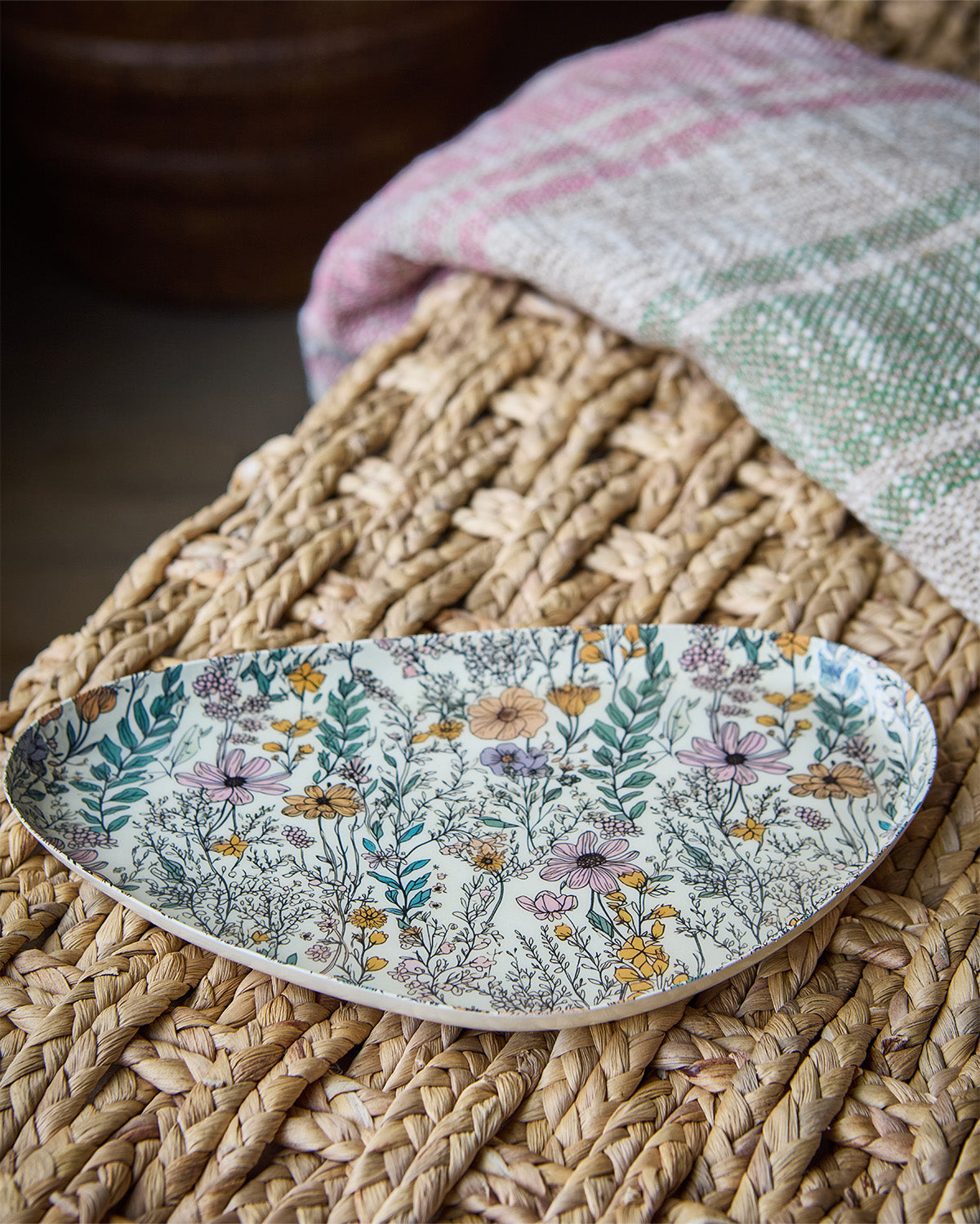 Dekorativt blommigt fat från Affari of Sweden på Hemboden