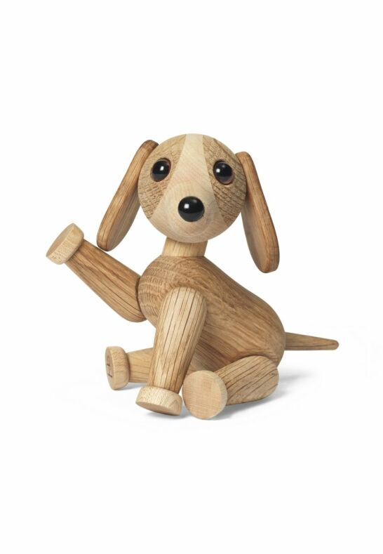 Sittande hundfigur Fluff i ljus ek som vinkar i fönstret