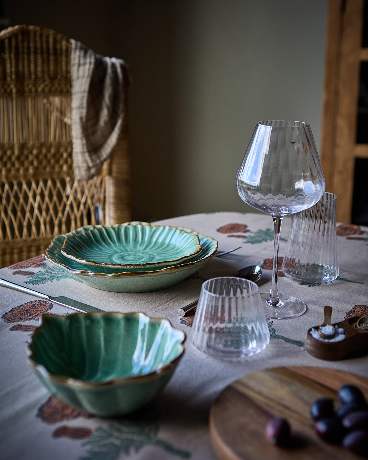 Dukning med HANNA gröna tallrikar i stengods