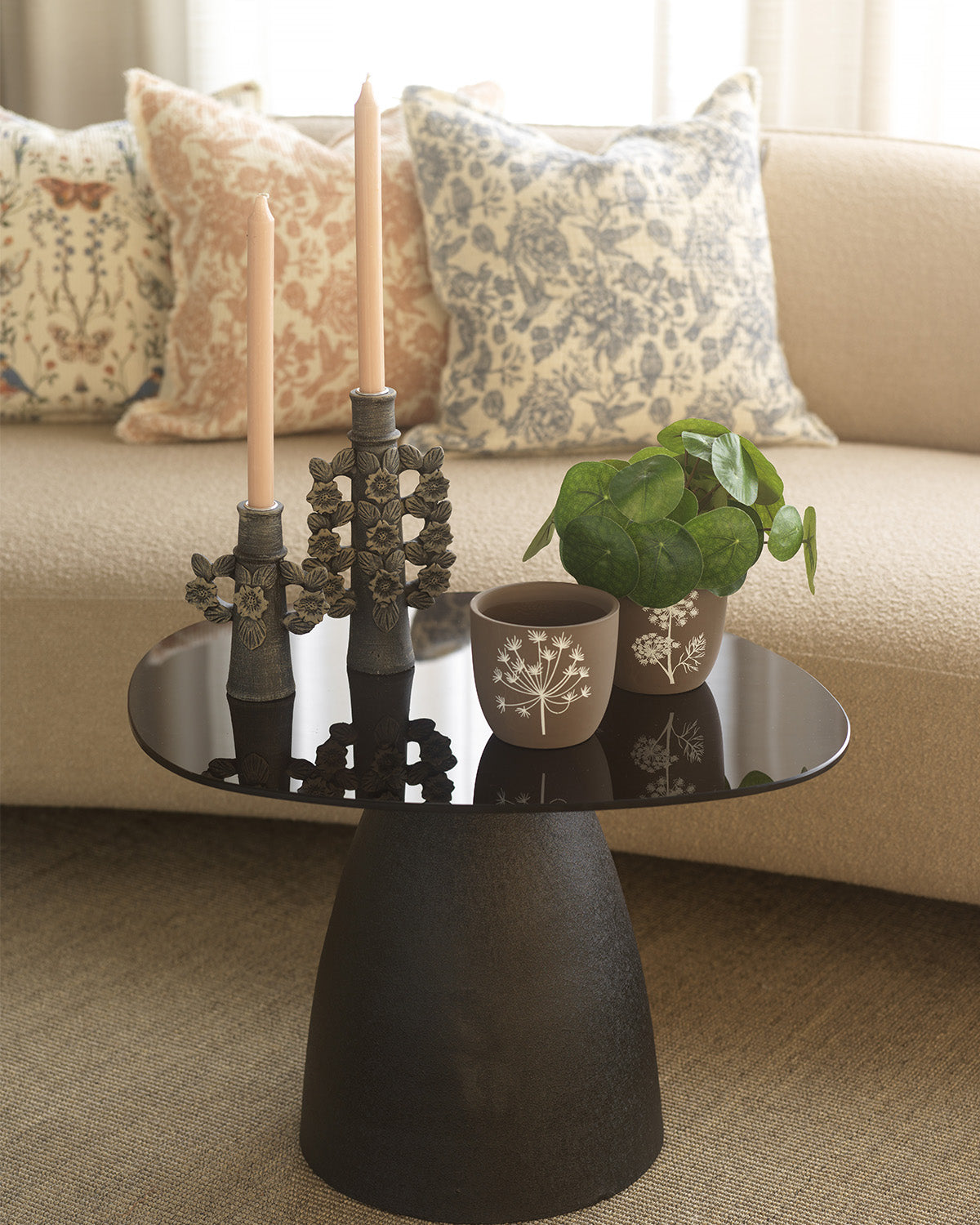 Två dekorativa krukor i brun och vit terrakotta med växtmotiv