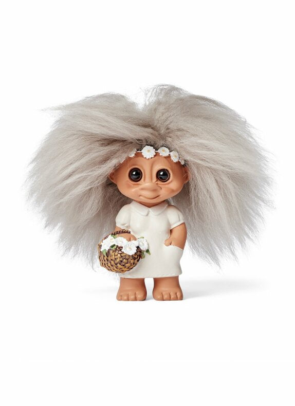 Lyckotroll Jasmine med grått hår, vit klänning och blomkorg
