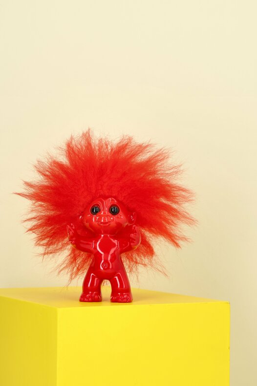 Lyckotroll i röd färg på gul bas för lekfull torparromantik