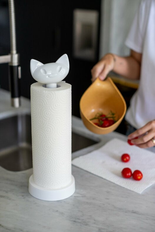 Vit hushållspappershållare Miaou på köksbänk i ett modernt lanthem