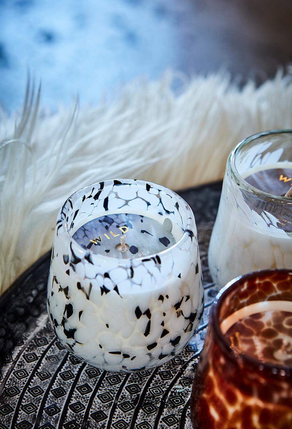 WILD Doftljus Sweet pear, Vit/svart Doftljus Affari of Sweden