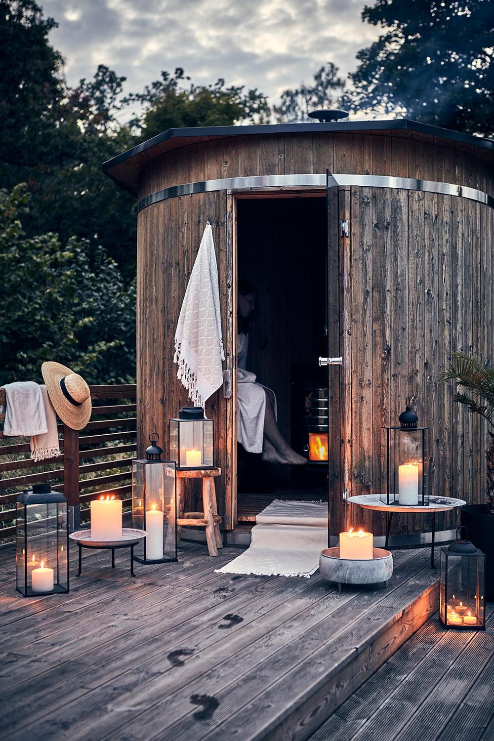 PALLE pall i naturnära teak visar stabila ben och fotstöd