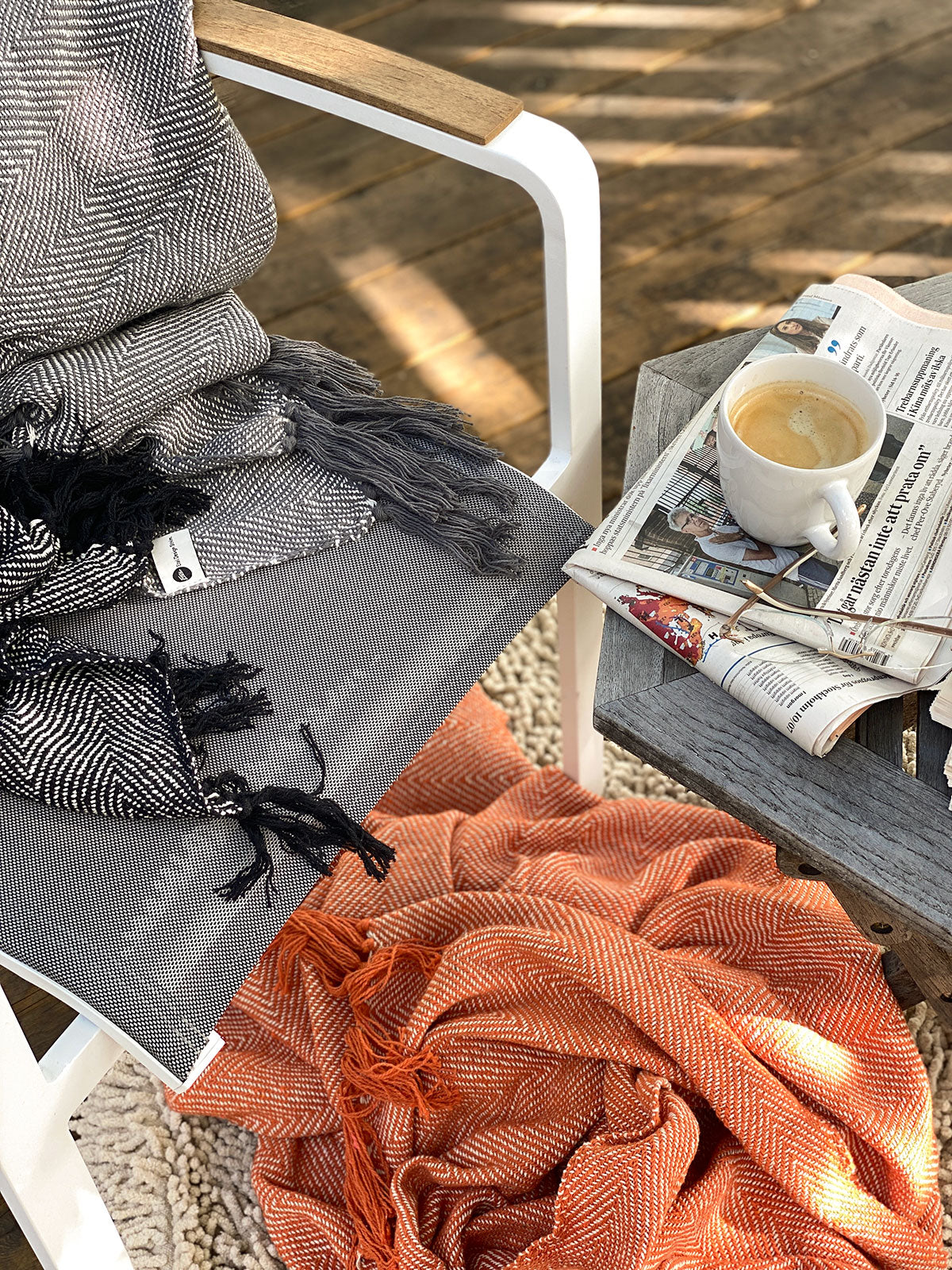 Pläd i fiskbensmönster i svart färg – klassisk bomullspläd för lantligt hem och sommarstuga