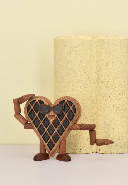 Wendy Våffla trädekoration i mörk mahogny och ek framför gul bakgrund