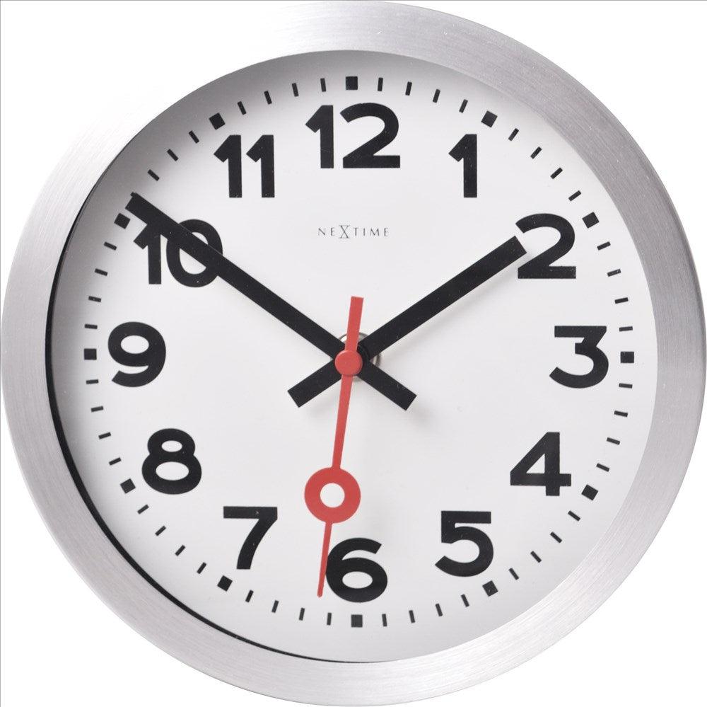 NeXtime Station Numbers väggklocka och bordsklocka i vit aluminium med tydliga siffror