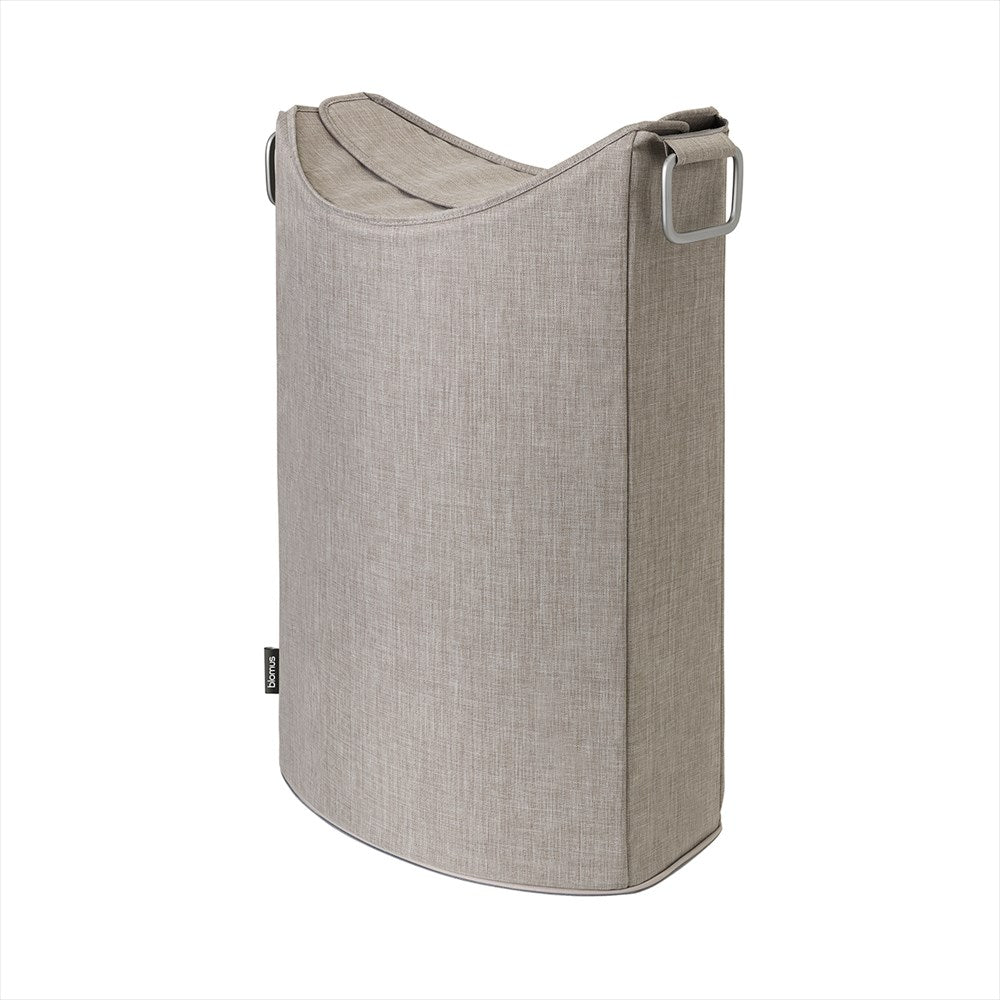 Stilren beige tvättkorg Blomus Frisco Lounge 65L med aluminiumhandtag