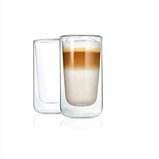 Två Nero latte macchiatoglas i klarglas med dubbelväggig design innehållande en kaffelatte med skum.