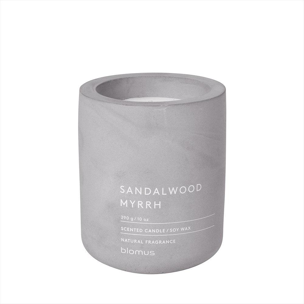 Blomus Fraga doftljus Sandalwood Myrrh i ljusgrå Micro Chip betonglykta