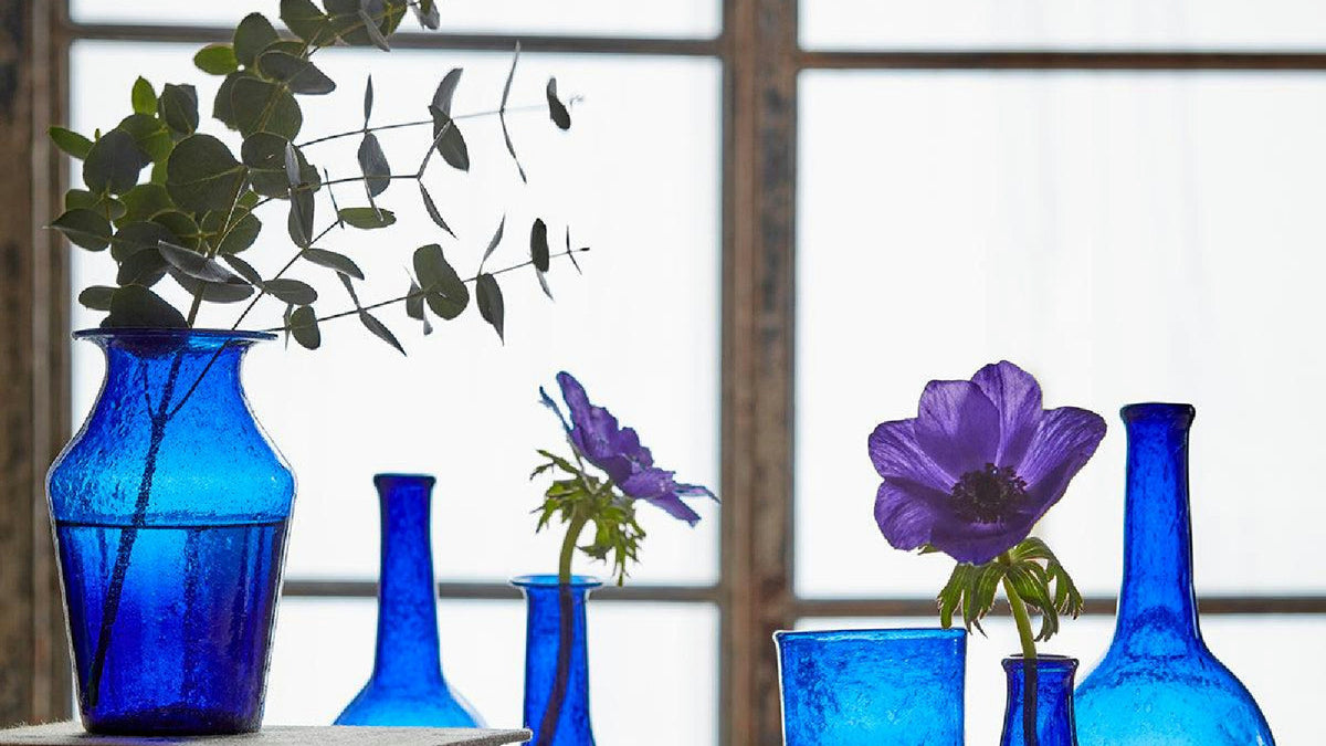 Närbild på blå VIOLETTA vas tillverkad av återvunnet glas