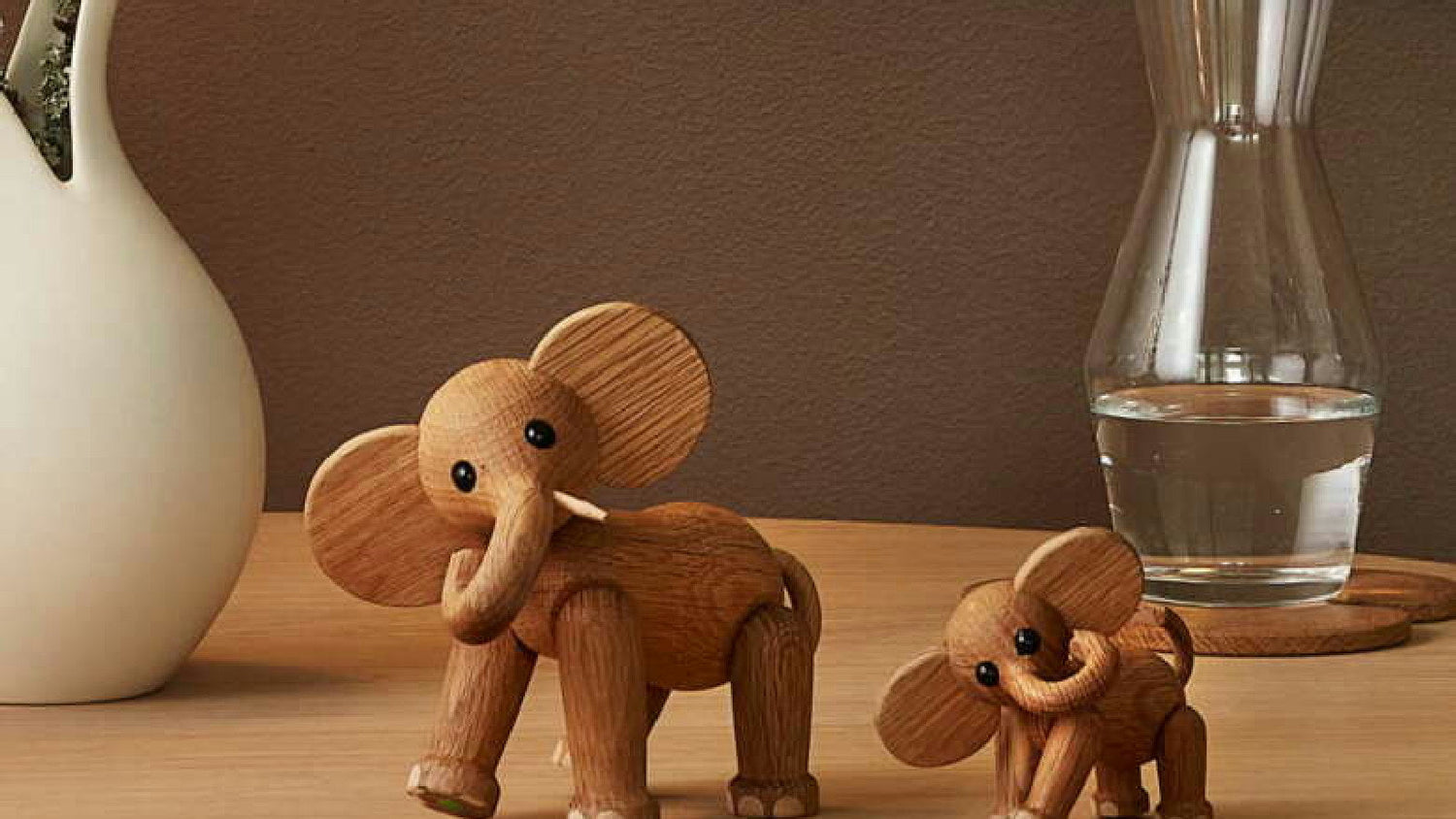 Närbild på Ella Elefant träfigur 9 cm designad av Chresten Sommer
