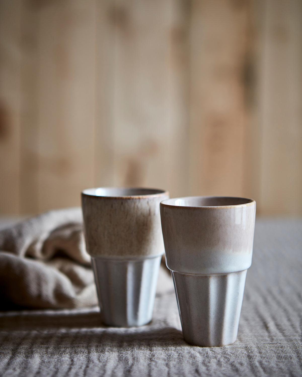 Närbild på beige mönstrad keramikkopp modell COSTA M