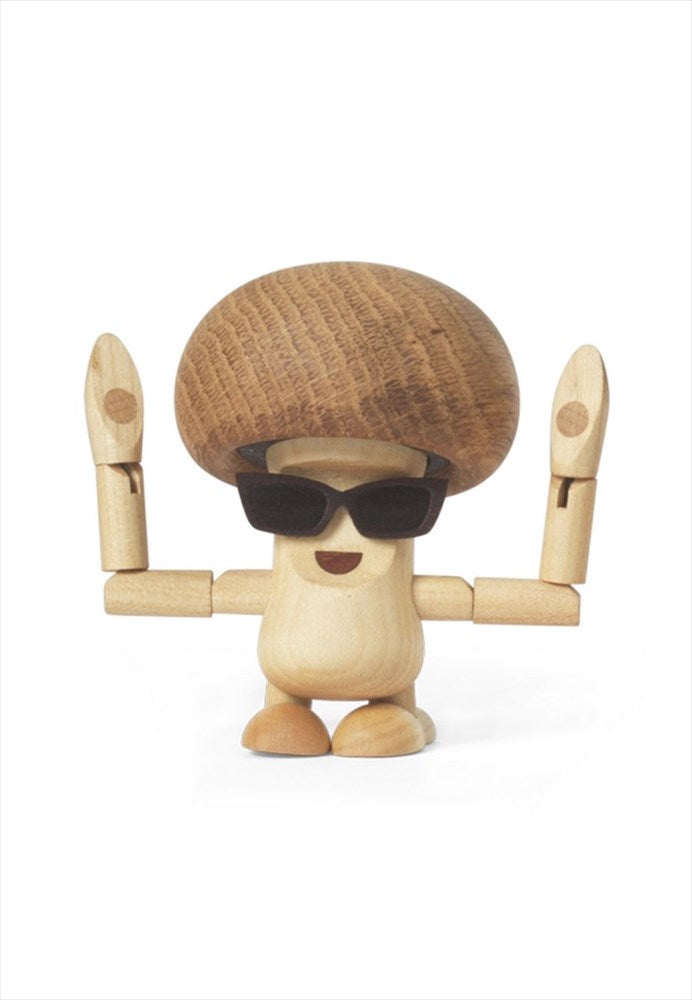 Handgjord träfigur Marvin Mushroom i lönn och ek för torpets fönsterkarm