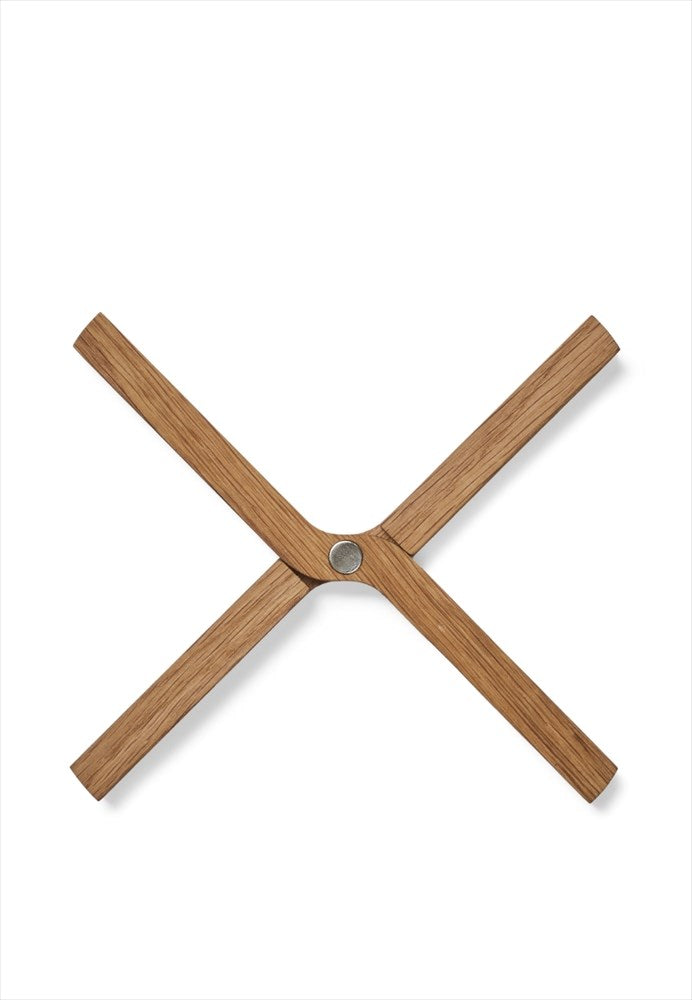 Utfällt grytunderlägg i ljus ek med magnetisk mittpunkt för torpkök