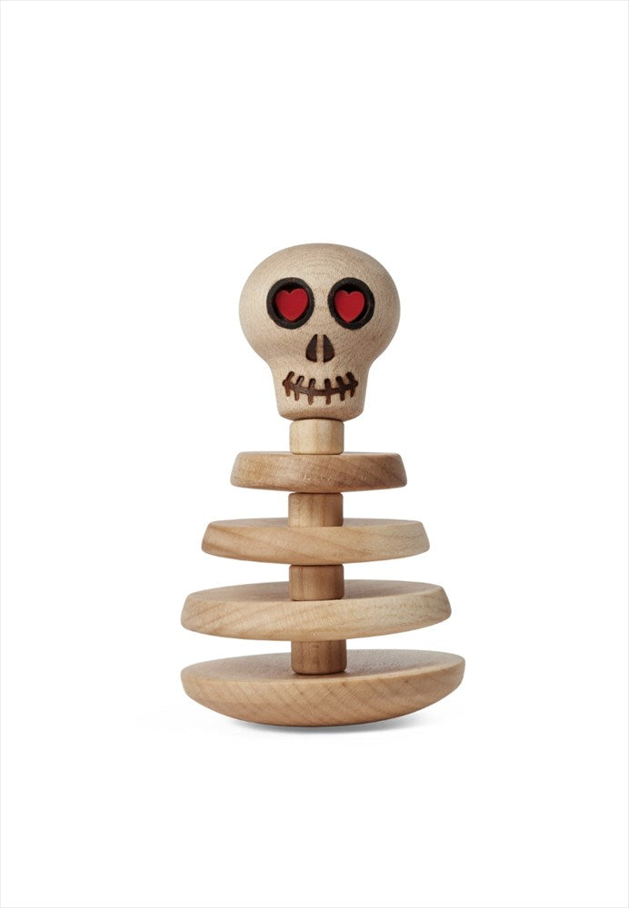 Skelettfigur i ljus lönn med röda hjärtögon – lekfull trädekoration för fjällstuga