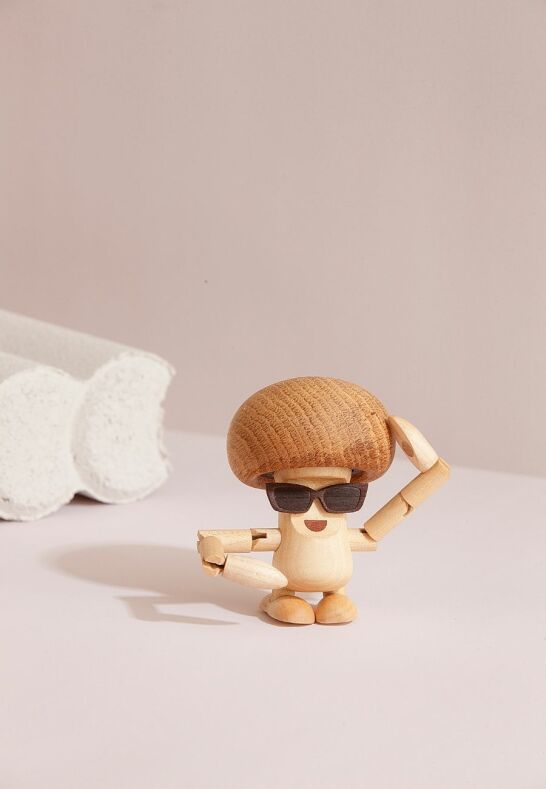 Marvin Mushroom trädekoration i lönn med rörliga armar bredvid rustik inredning