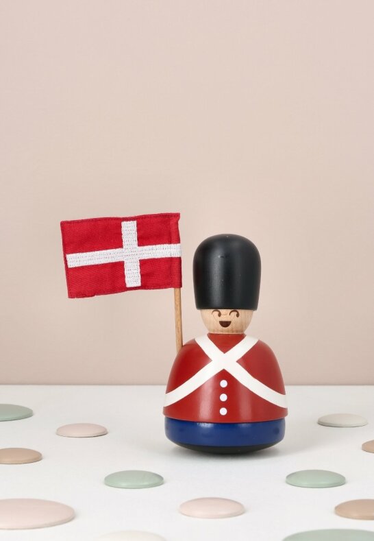 Trädekoration Big Guardy i bok placerad på bord med dekorativa träknappar